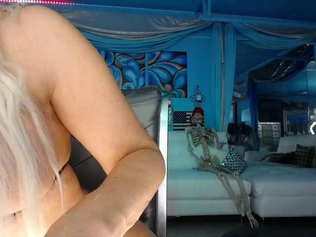 Offline adrianna_fox on BongaCams