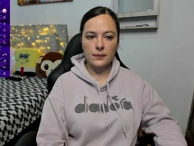 Offline angelaagomez on BongaCams