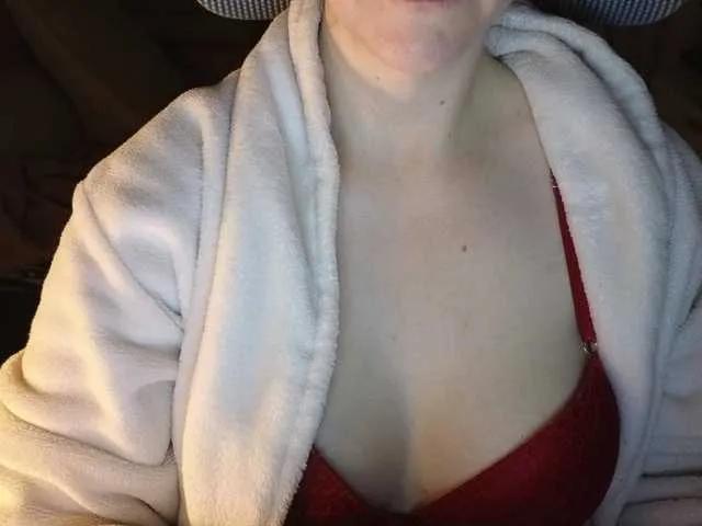 Offline CreamyWoman on BongaCams