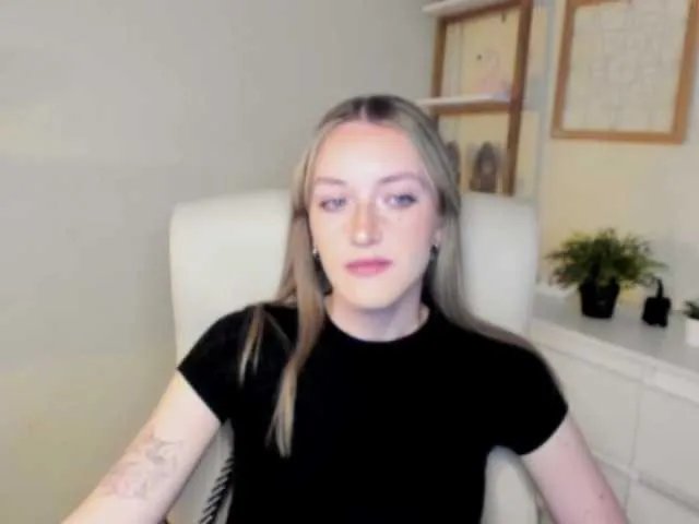 Offline EvelynBlond on BongaCams