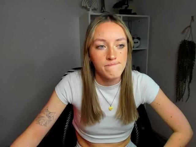 Offline EvelynBlond on BongaCams