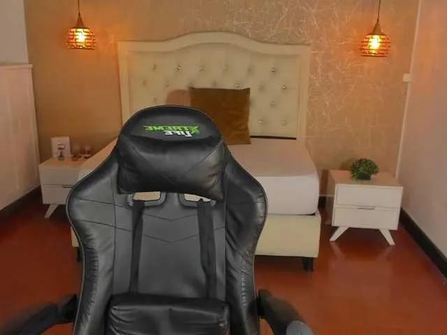 Offline Hadley- on BongaCams