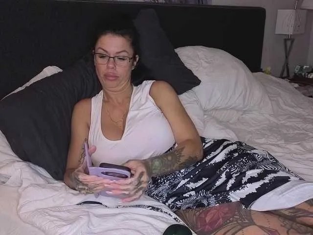 Offline hotsexygilf82 on BongaCams