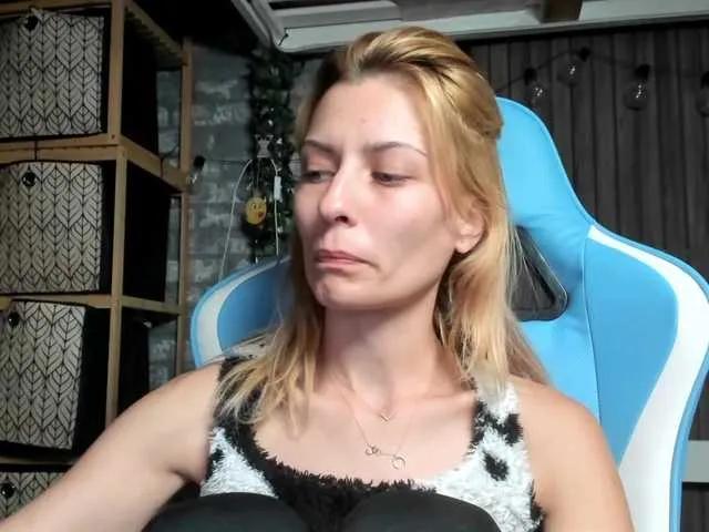 Offline karo131324 on BongaCams