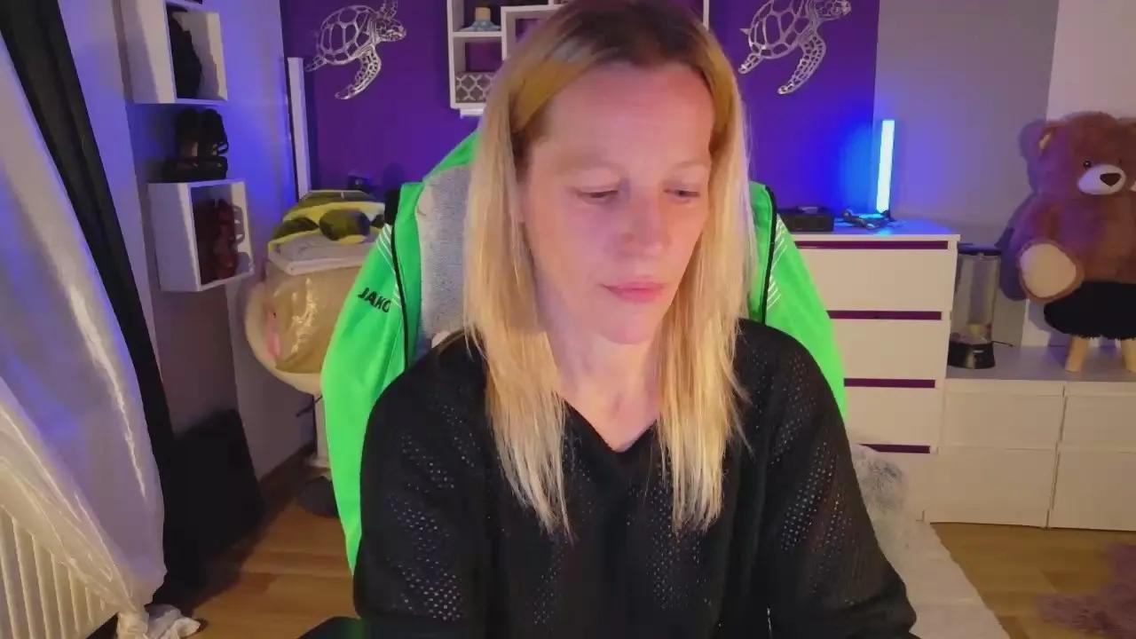 BlueEye_Girl on Cam4