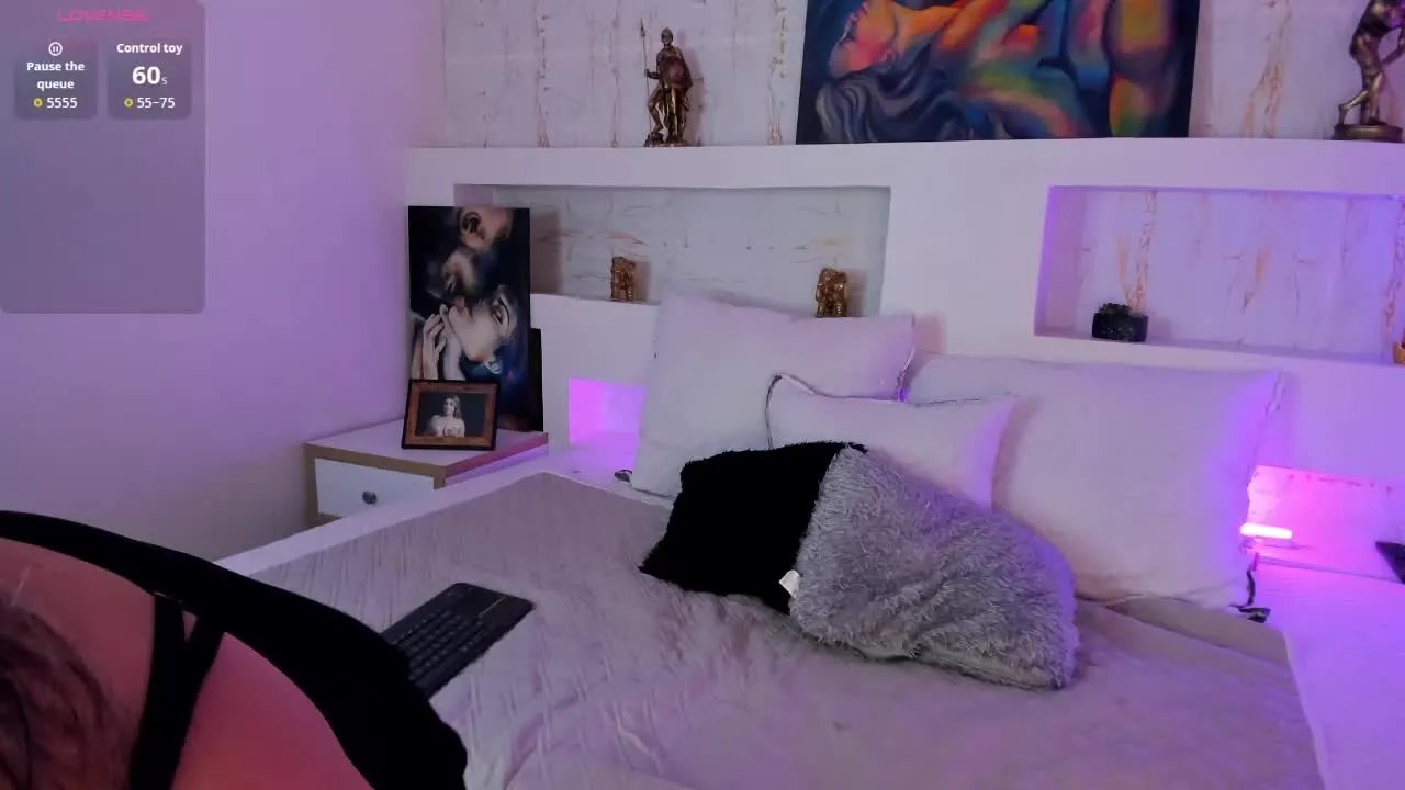 Offline NicoleDior on Streamray