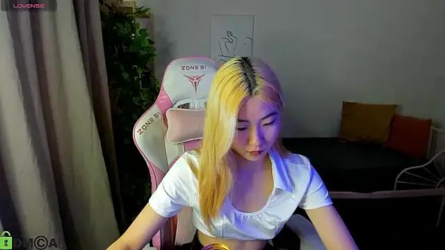 Freechat Aisi_18 on StripChat