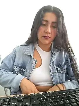 CAROLINE__07 on StripChat