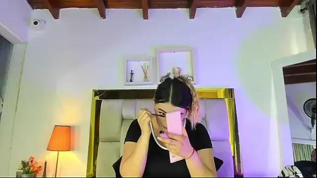 emmy_r on StripChat 