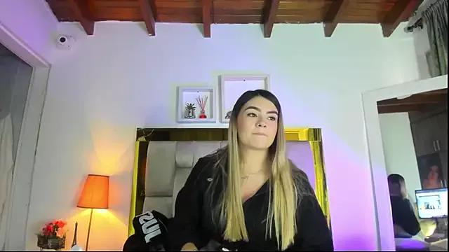 emmy_r on StripChat 