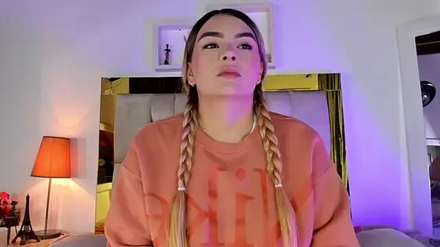 emmy_r on StripChat 