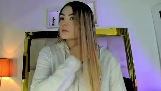 emmy_r on StripChat 