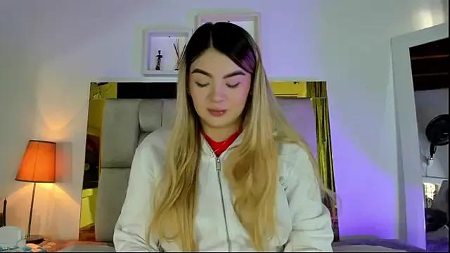 emmy_r on StripChat 