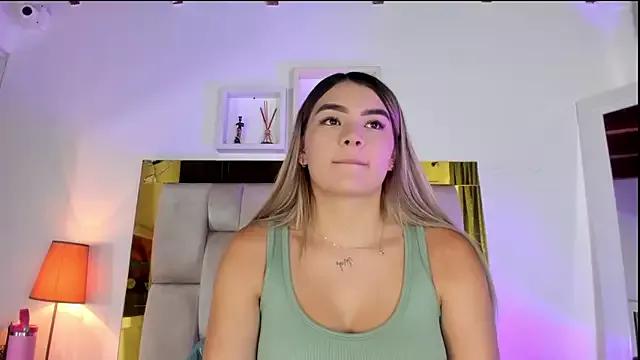 emmy_r on StripChat 