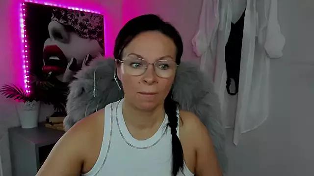 HelenLuxx on StripChat 