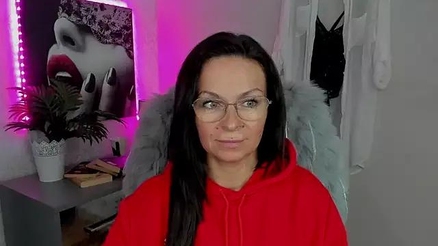 HelenLuxx on StripChat 