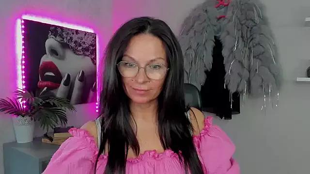 HelenLuxx on StripChat 