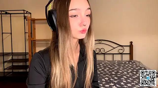 Freechat HoaPatton on StripChat