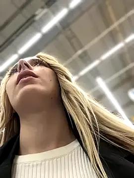 Freechat LoraaDoll on StripChat