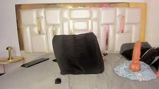 MiaaXXX1 on StripChat