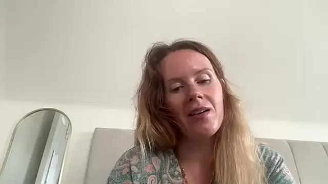 Freechat redheadrosie69 on StripChat