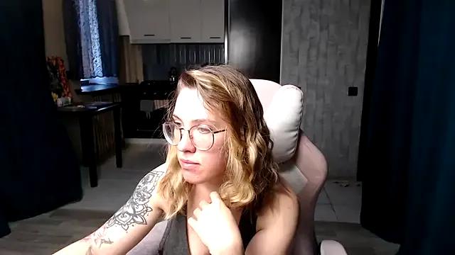 Freechat Reginasmilee on StripChat