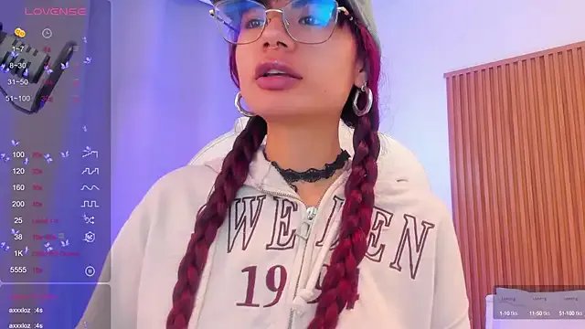 Freechat sophiecherry_ on StripChat